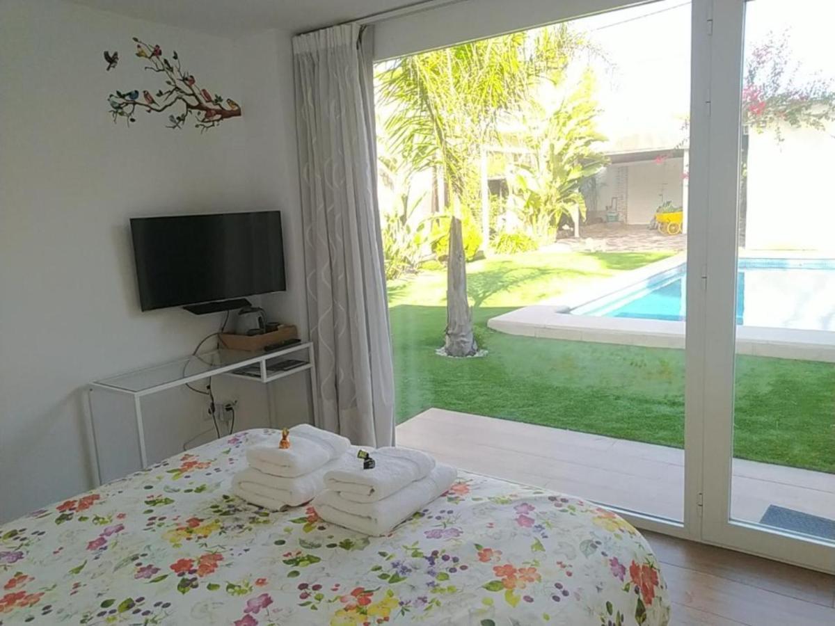 Con Jardin Y Piscina Muy Cerca De Valencia Habitación en casa particular